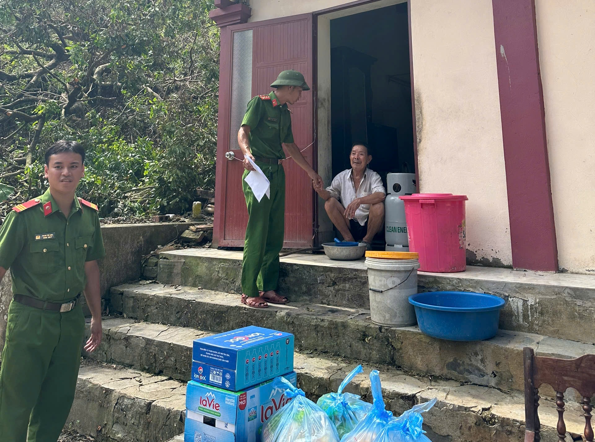 Công an huyện Cát Hải tiếp tế lương thực cho các hộ gia đình bị ngập lụt, cô lập do lụt